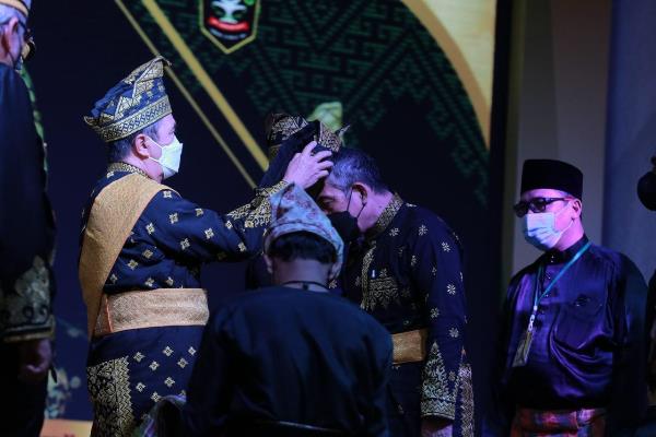 Sah! Datuk Setia Amanah Kukuhkan Pimpinan LAMR, Ini Pesan Gubernur Riau